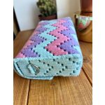 Türkiiz-rózsaszín-lila táska